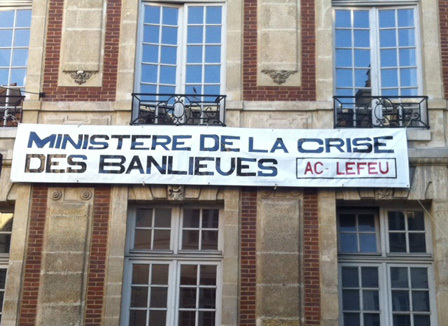 hollande-fait-un-coucou-au-ministere-de-la-crise-des-banlieues