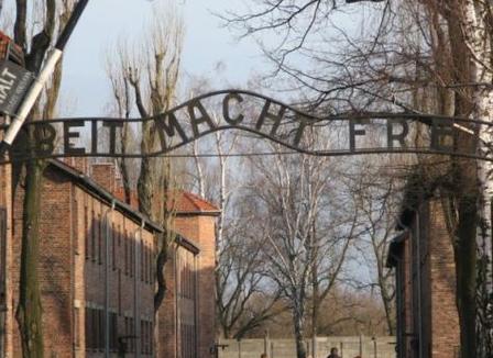 le-panneau-arbeit-macht-frei-vole-cette-nuit-a-auschwitz