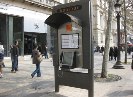 les-nouvelles-cabines-telephoniques-dorange-au-crash-test-c-est-bof-bof