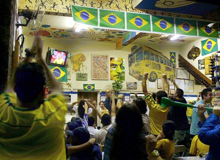 7772559983_les-bars-parisiens-se-mettent-a-l-heure-de-la-coupe-du-monde-a-partir-du-12-juin