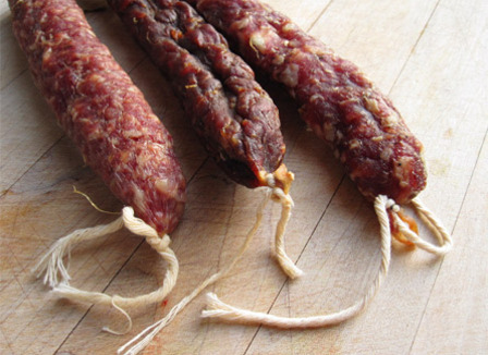 les-jeunes-identitaires-et-leur-apero-saucisson-surfent-sur-le-buzz