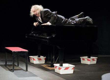 critique-theatre-les-douze-pianos-dhercule-de-jean-paul-farre