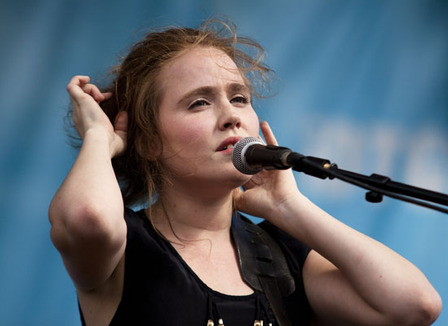 lisa-portelli-ouvre-la-journee-du-23-juillet-au-festival-fnac-indetendances