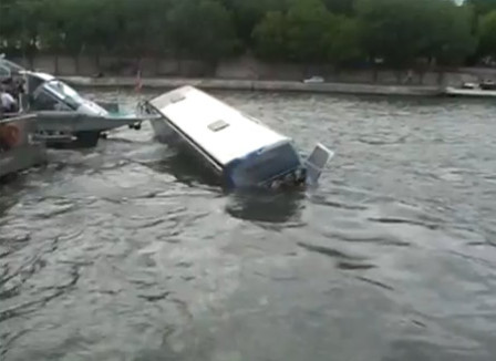 video-un-bus-dans-la-seine-sous-le-pont-d-iena