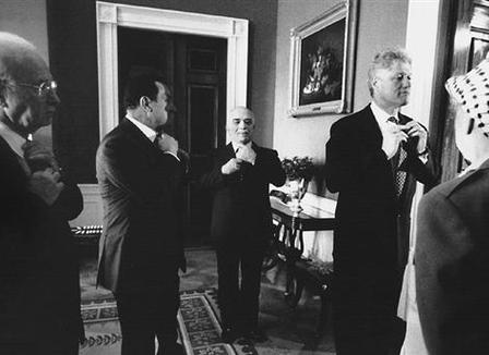 abbas-et-netanyahou-chez-obama-les-nouveautes-dapple-et-paris-hilton-le-nez-dans-la-coke-le-morning-refresher