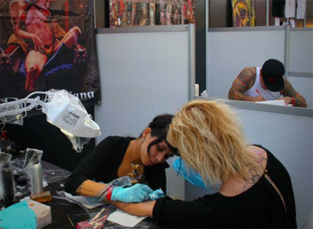 le-4e-tattoo-art-fest-ou-comment-se-faire-tatouer-un-portrait-de-bernadette-chirac-sur-la-musique-de-marilyn-manson