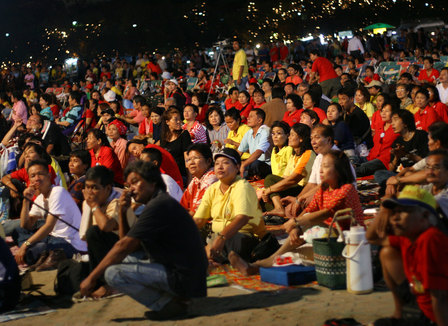 thailande-10-000-chemises-rouges-manifestent-devant-la-propriete-du-conseiller-du-roi
