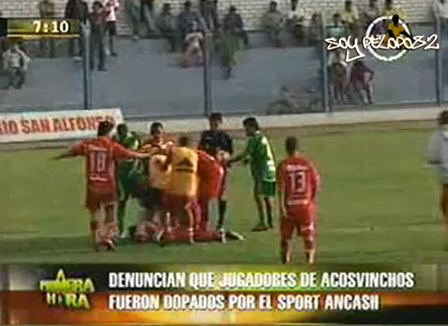 video-en-plein-match-des-joueurs-de-foot-s-effondrent-empoisonnes-par-l-equipe-adverse