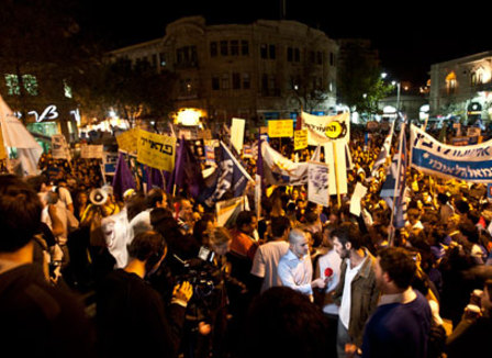 en-israel-les-etudiants-laics-manifestent-contre-les-aides-accordees-a-leurs-camarades-orthodoxes